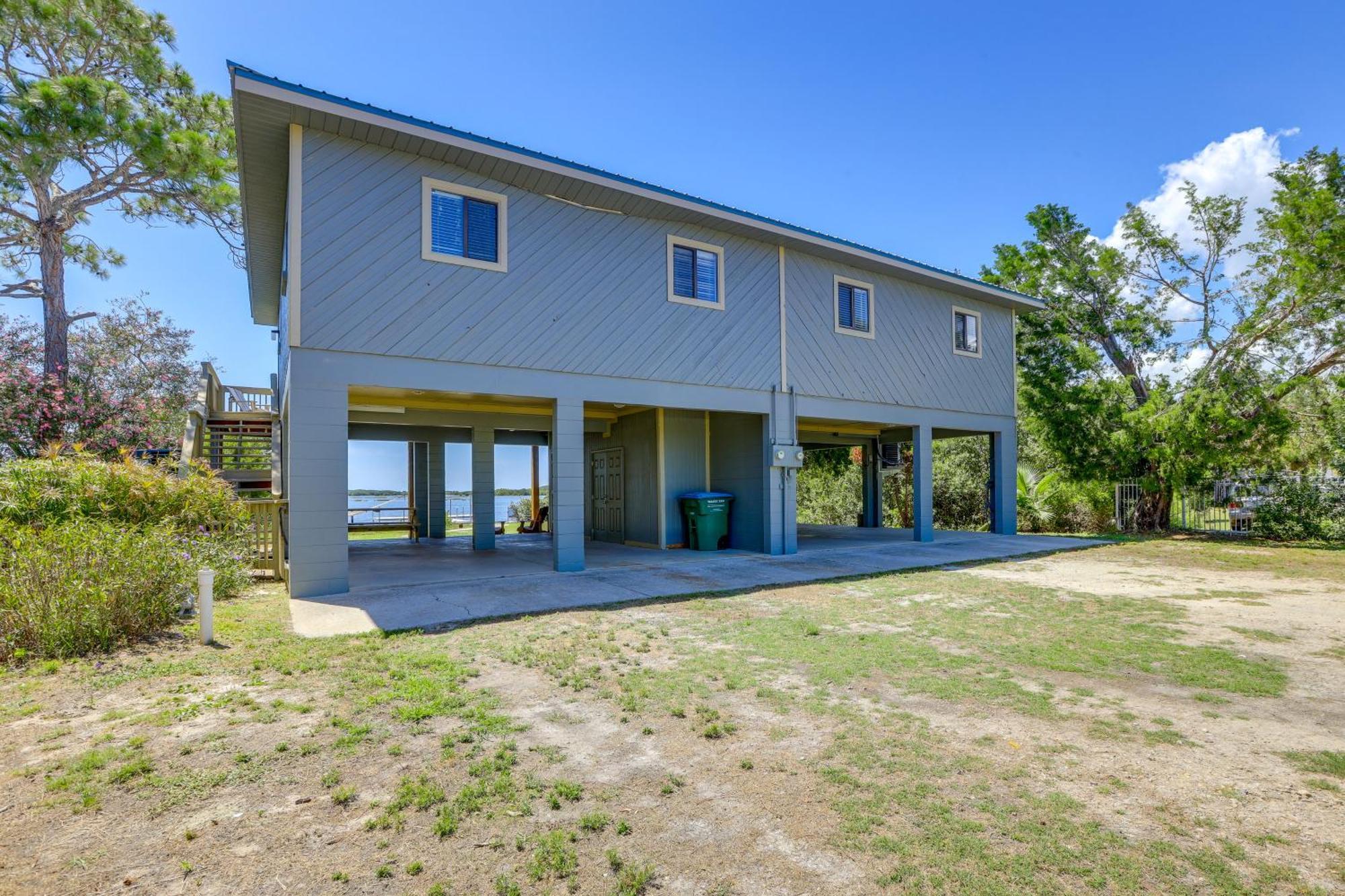 Сasa de vacaciones Waterfront Duplex With Dock And Views Near Town!